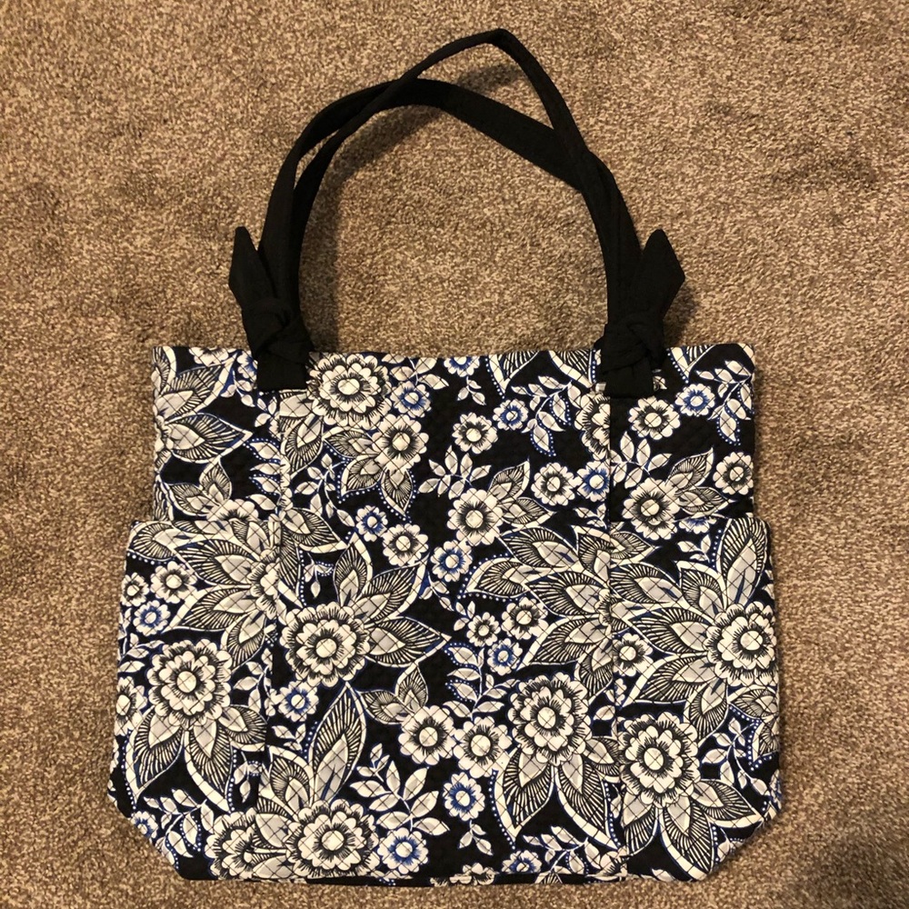 NWT Vera Bradley Hadley Tote Snow Lotus